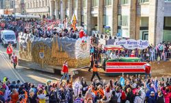 Almanya'nın Köln kentinde düzenlenen Gül Pazartesi Karnavalı renkli görüntülere sahne oldu