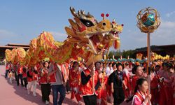 Çin'in Fenghua kentindeki Ejderha Dansı etkinliği renkli görüntülere sahne oldu