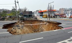 Güney Kore'nin başkenti Seul'de yol çöktü: 1 ölü