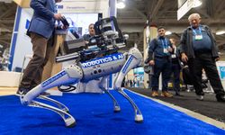 Kanada'da düzenlenen maden kongresinde robotik köpek büyük ilgi gördü