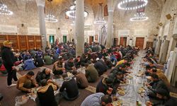 Lübnan'da camilerde iftar sofrası kuruldu