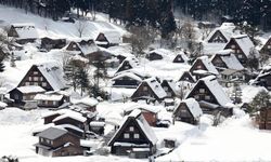 Japonya'nın geleneksel Gassho-zukuri evlerine turistlerden yoğun ilgi