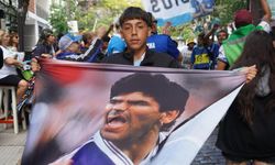 Maradona'nın ölümüne ilişkin davanın ilk duruşmasında hayranlar mahkeme binası önünde toplandı