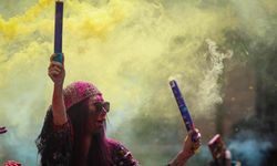 Nepal'de kutlanan Holi Festivali renkli görüntülere sahne oldu