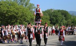 Bulgaristan'ın Kazanlık kentindeki Gül Festivali renkli performanslarla ilgi topladı