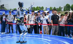 Çin'de düzenlenen Dünya Robot Karnavalı'nda robotlar birbirinden farklı hünerlerini sergiledi