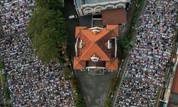 Endonezya'da Müslümanlar bayram namazı için meydanları doldurdu