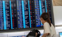 Çin'de etkili olan Wipha Tayfunu nedeniyle Hong Kong Havalimanı'nda yüzlerce uçuş iptal edildi