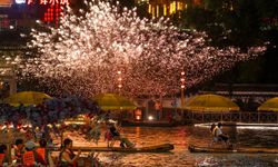 Çin'in Gongshui Nehri'nde gece turizmi renkli etkinliklerle canlanıyor