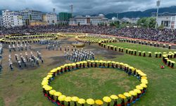 Çin'in Sichuan eyaletinde düzenlenen geleneksel meşale festivali renkli görüntülere sahne oldu