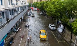 Çin'in Zhoushan kentinde etkili olan Co-May Tayfunu nedeniyle sokaklar sular altında kaldı
