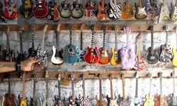 Endonezya'da bir el sanatları atölyesi, minyatür gitar koleksiyonuyla ilgi topluyor