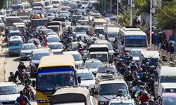 Hindistan'ın başkenti Yeni Delhi'de eski araçlara yönelik yakıt yasağı tepkiler üzerine askıya alındı