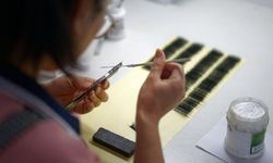 Çin'in Pingdu kentinde üretilen 120 milyon çift takma kirpik dünyaya ihraç ediliyor