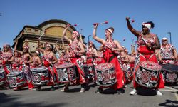 İngiltere'de düzenlenen Notting Hill Karnavalı renkli görüntülere sahne oldu