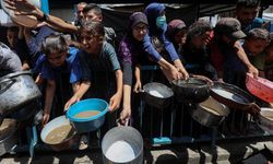 İsrail saldırıları ve ablukası altındaki Gazzelilere sıcak yemek dağıtıldı