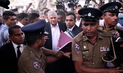 Sri Lanka eski Devlet Başkanı Wickremesinghe devlet fonlarını kötüye kullandığı suçlamasıyla tutuklandı