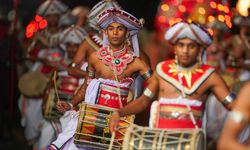 Sri Lanka'nın bin yıllık geçmişe sahip Esala Perahera Festivali renkli görüntülere sahne oldu