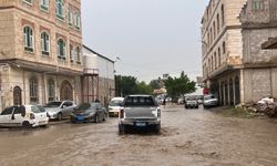 Yemen'in başkenti Sana'da şiddetli yağış nedeniyle sokaklar sular altında kaldı