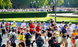 Almanya'da düzenlenen 2025 Berlin Maratonu'nda katılımcılar kıyasıya mücadele sergiledi
