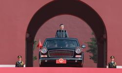 Çin Cumhurbaşkanı Xi, Tian'anmen Meydanı'ndaki geçit töreninde askeri birlikleri denetledi