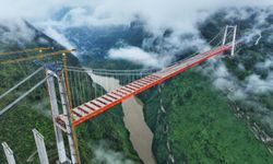 Çin'de 560 metre yüksekliğindeki Büyük Tianmen Köprüsü'nün inşaatı devam ediyor