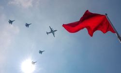 Çin'in askeri geçit töreninde hava birlikleri Tian'anmen Meydanı üzerinde uçuş yaptı