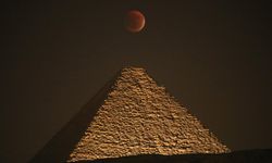 Giza Piramitleri üzerinde Kanlı Ay tutulması gözlemlendi