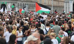 İtalya'nın başkenti Roma'da binlerce kişi Filistin'e destek için bir araya geldi