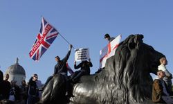 Londra'da aşırı sağcı aktivistler tarafından düzenlenen mitinge 100.000'den fazla kişi katıldı