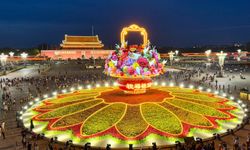 Çin'de Tian'anmen Meydanı yaklaşan Ulusal Gün için dev çiçek sepetiyle süslendi