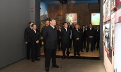 Xi, Xinjiang Uygur Özerk Bölgesi'nin 70. kuruluş yıldönümü dolayısıyla düzenlenen sergiyi gezdi