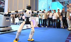 138. Çin İthalat ve İhracat Fuarı'nda son teknoloji robotlar yoğun ilgi topluyor