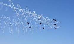 7. Çin Helikopter Fuarı'nda helikopterlerle yapılan akrobasi gösterisi yoğun ilgi gördü