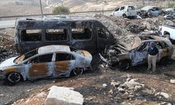 İsrailli yerleşimciler Batı Şeria'da Filistinlilere ait araçları yaktı