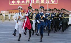 Çin Halk Cumhuriyeti'nin kuruluşunun 76. yıldönümü dolayısıyla Tian'anmen Meydanı'nda bayrak töreni düzenlendi
