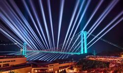 Çin'de inşa edilen dünyanın en yüksek köprüsünde ışık gösterisi düzenlendi