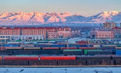 Çin'in Xinjiang bölgesindeki iki büyük demiryolu limanından yapılan Çin-Avrupa yük treni seferi sayısı 100.000'i aştı