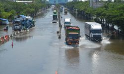 Endonezya'nın Orta Cava eyaletinin Semarang kentini vuran şiddetli yağışlar caddeleri sular altında bıraktı