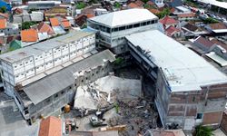 Endonezya'da çöken okulda hayatını kaybedenlerin sayısı 60'a yükseldi