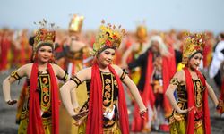 Endonezya'da 2025 Gandrung Sewu Festivali kapsamında geleneksel Gandrung dansı sahnelendi