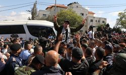 Albüm: İsrail'in serbest bıraktığı Filistinli esirler, Batı Şeria'da sevinç gözyaşlarıyla karşılandı