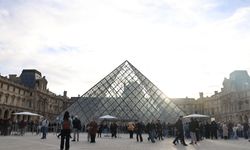 Fransa'nın Louvre Müzesi soygunun ardından yeniden ziyarete açıldı