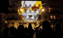 Romanya'da düzenlenen Spotlight Festivali'ndeki ışık enstalasyonları yoğun ilgi topladı