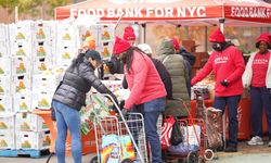 ABD'nin New York kentinde ücretsiz gıda ürünlerinden almak isteyen insanlar uzun kuyruklar oluşturdu