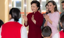 Çin Cumhurbaşkanı Xi'nin eşi Peng Liyuan ve İspanya Kraliçesi Letizia, Beijing Engelliler için Hizmet Gösterim Merkezi'n