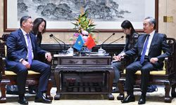 Çin Dışişleri Bakanı, Kazakistan Cumhurbaşkanı'nın Uluslararası Yatırım ve Ticaret İşbirliği Danışmanı ile görüştü