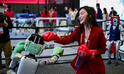 Çin Uluslararası İthalat Fuarı'nda robotların dövüş gösterisi ziyaretçilerden yoğun ilgi gördü