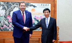 Çin'in en üst düzey siyasi danışmanı Wang, Almanya Başbakan Yardımcısı Klingbeil ile görüştü