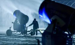 Çin'in Yinchuan kentindeki kayak merkezlerinde kış turizmini karşılamak için suni karlama yapıldı